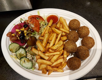 Talerz  Falafel <img src="http://falafelzudi.pl/wp-content/uploads/2020/08/gluten3.png" alt="Tekst alternatywny">